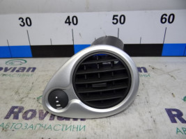 Дефлектор (воздуховод) боковой правый RENAULT CLIO 3 2005-2012